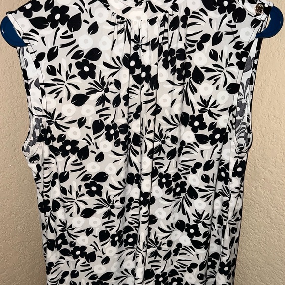 Gently used Women’s Sleeveless blouse. - Picture 3 of 6